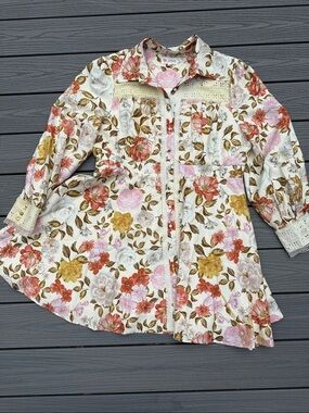 L'ATISTE Cream Floral Button-Front Blouse with Lace Trim